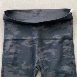 Spanx Look at Me Now Seamless Leggings Black Camo